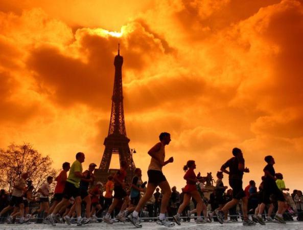 Le parcours du marathon de Paris "visite" les plus grands monuments. Si les coureurs ont autre chose en tête, les supporteurs pourront combiner tourisme et encouragements . Photo : Patrick Pichon / DPPI
